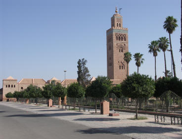 Le minaret est une sorte de tour voisine de la mosquée et du haut de laquelle le muezzin lance son appel à la prière. Aujourd'hui, le muezzin est remplacé par un magnétophone et un haut-parleur.