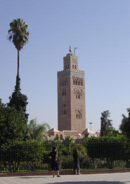 Le minaret est une sorte de tour voisine de la mosquée et du haut de laquelle le muezzin lance son appel à la prière. Aujourd'hui, le muezzin est remplacé par un magnétophone et un haut-parleur.